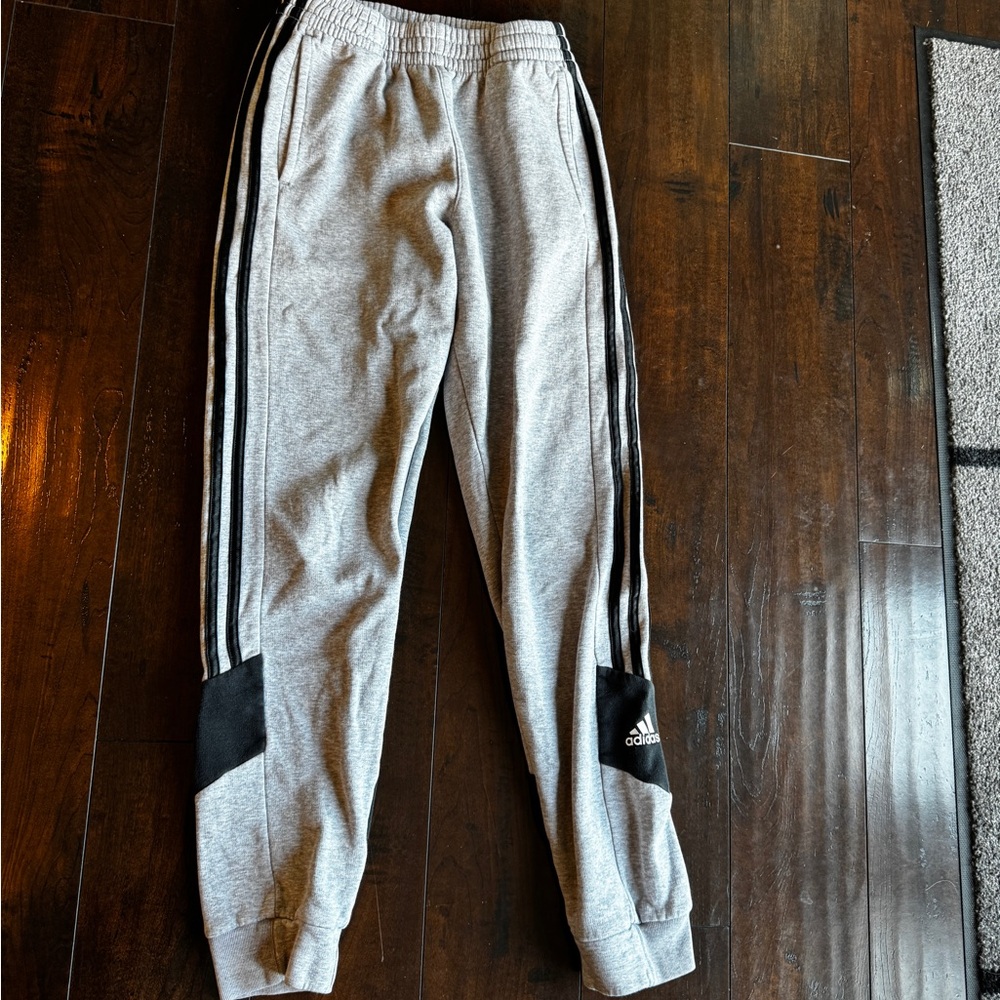 Adidas Gray and Black Sweatpants with Elastic Cuffs Boys Size Large 14/16